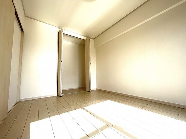 リビング横の洋室はリビング同様に明るい光が差し込みます