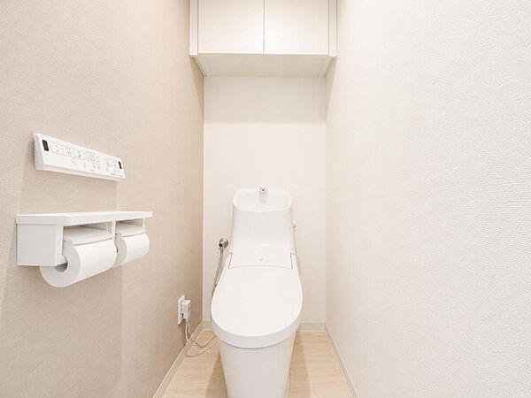 【【ホームズ掲載物件の《一括問合せ》対応店♪】】今すぐ知りたいにお応えします♪ご家族皆様でよくお世話になるトイレさんは温感便座に加え嬉しいウォシュレットを完備♪いつでもホッと一息つける場所です♪