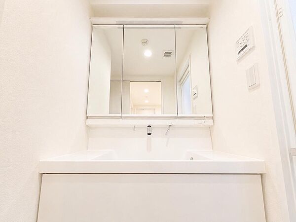 【【ホームズ掲載物件の《一括問合せ》対応店♪】】今すぐ知りたいにお応えします♪毎日の始まりと終わりを整える洗面化粧台はスタイリッシュな最新型を採用♪収納も完備しており、収納豊富のナイスな設計♪