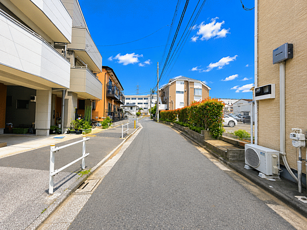 【【ホームズ掲載物件の《一括問合せ》対応店♪】】今すぐ知りたいにお応えします♪前面道路の写真♪閑静な住宅地に位置しながら利便性にも優れています♪散策しながらのお散歩も楽しい時間になりそうです♪