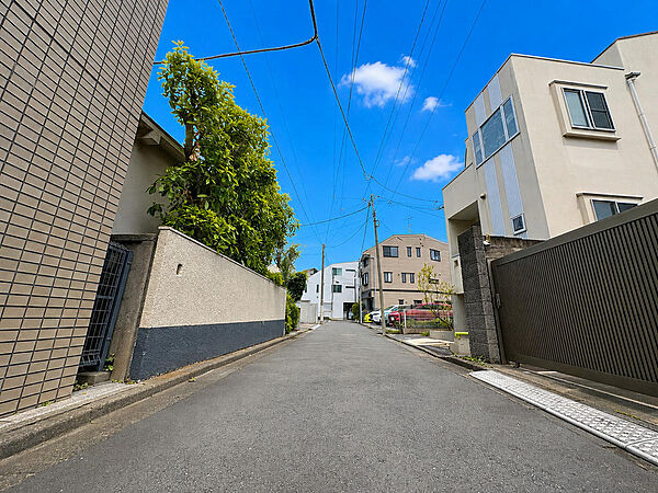 【【ホームズ掲載物件の《一括問合せ》対応店♪】】今すぐ知りたいにお応えします♪前面道路の写真♪閑静な住宅地に位置しながら利便性にも優れています♪散策しながらのお散歩も楽しい時間になりそうです♪