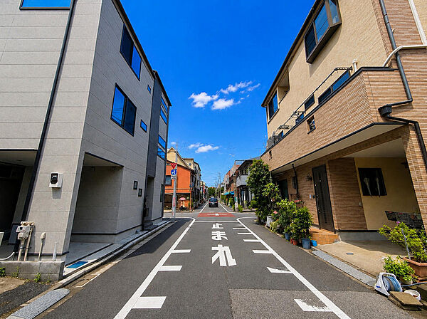 【【ホームズ掲載物件の《一括問合せ》対応店♪】】今すぐ知りたいにお応えします♪前面道路の写真♪閑静な住宅地に位置しながら利便性にも優れています♪散策しながらのお散歩も楽しい時間になりそうです♪