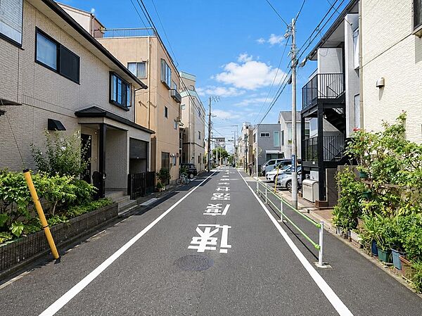 【【ホームズ掲載物件の《一括問合せ》対応店♪】】今すぐ知りたいにお応えします♪前面道路の写真♪閑静な住宅地に位置しながら利便性にも優れています♪散策しながらのお散歩も楽しい時間になりそうです♪