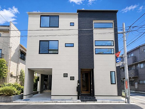 【【ホームズ掲載物件の《一括問合せ》対応店♪】】今すぐ知りたいにお応えします♪♪オシャレでスタイリッシュな外観♪駐車場有り、顔が良く窓も大きいので彩光、陽当たりも良く、戸建ての良さが光っています♪