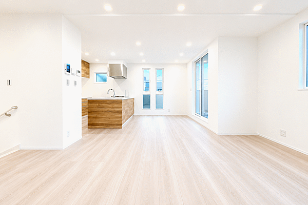 【【ホームズ掲載物件の《一括問合せ》対応店♪】】今すぐ知りたいにお応えします♪陽だまりに包まれる開放的なリビング空間♪♪ご家族みんなでゆったりと寛げる、心地よい時間を演出してくれます♪(施工例)