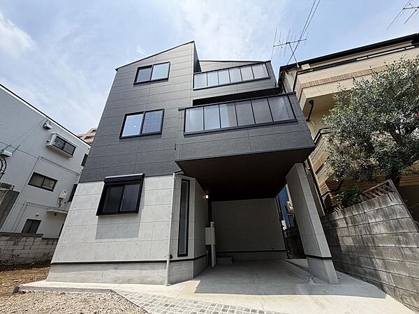 【【ホームズ掲載物件の《一括問合せ》対応店♪】】今すぐ知りたいにお応えします♪♪オシャレでスタイリッシュな外観♪顔が良く窓も大きいので彩光、陽当たりも良く、戸建ての良さが光っています♪(施工例)