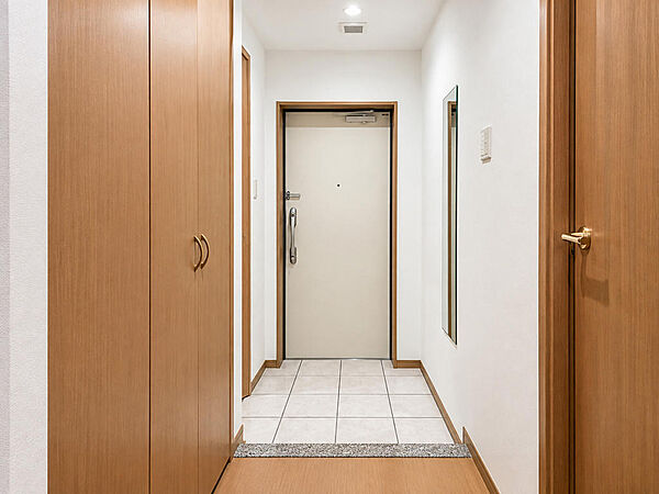 【【ホームズ掲載物件の《一括問合せ》対応店♪】】比較検討もまとめてお任せください♪外出と帰宅をつなぐ住まいの顔となる玄関スペース♪家族を送り出し、帰宅したときに気持ちを切り替えられる暮らしの入口です♪