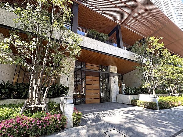 【【ホームズ掲載物件の《一括問合せ》対応店♪】】今すぐ知りたいにお応えします♪♪住まう方を優雅に迎える、ホテルライクな高級感漂うエントランス空間♪