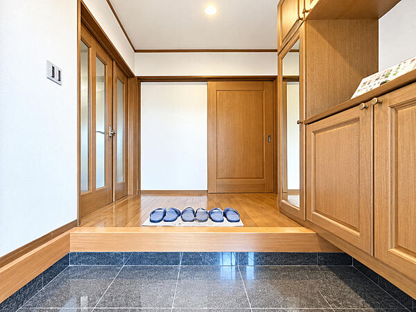 【【ホームズ掲載物件の《一括問合せ》対応店♪】】比較検討もまとめてお任せください♪外出と帰宅をつなぐ住まいの顔となる玄関スペース♪家族を送り出し、帰宅したときに気持ちを切り替えられる暮らしの入口です♪