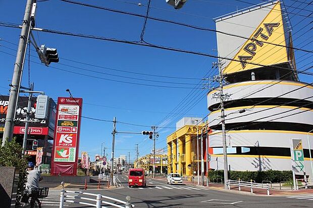 ビバモール名古屋南店、アピタ名古屋南店 お買い物に便利な大型ショッピングセンターが道路を挟んで2ヶ所にございます 500m