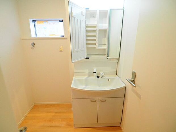 3面鏡仕様の洗面台。鏡の裏が収納になっていて小物がスッキリ片付きます。 忙しい朝に嬉しいシャワー付♪現地（2024年3月）撮影