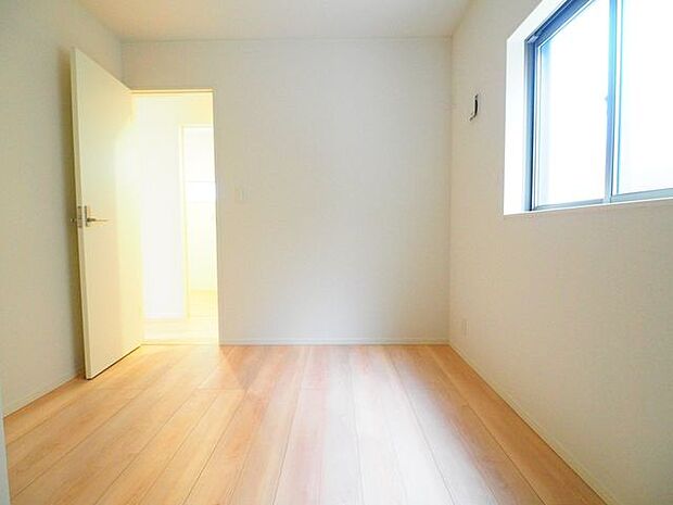 白を基調とした明るく清潔感のあるお部屋。現地（2024年3月）撮影