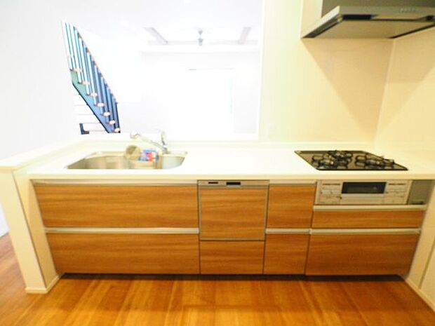 家族の姿が見える人気のカウンターキッチン♪3口コンロ・食洗器も完備しています。