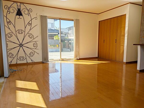 窓を出たらすぐ駐車場のため、買い出し後の荷物搬入も便利です。
