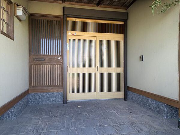 厳かな雰囲気のある玄関です。