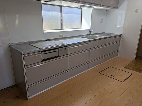 広々としたキッチンです。クリーニングすれば活かせます