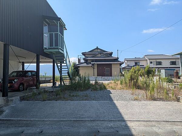 たくさんの車やトラクターなど駐車可能なスペースです。