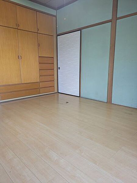 1階ダイニング横の洋室6帖