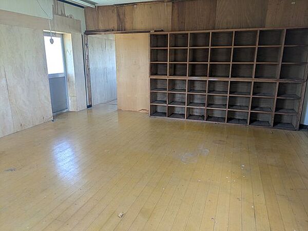 付属建物の事務所の室内写真