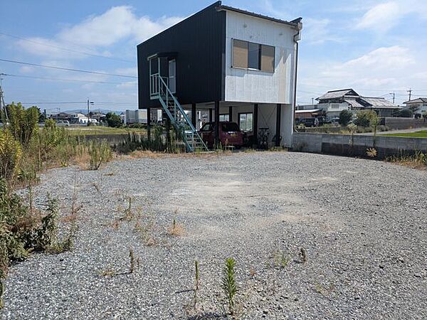たくさんの車やトラクターなど駐車可能なスペースです。