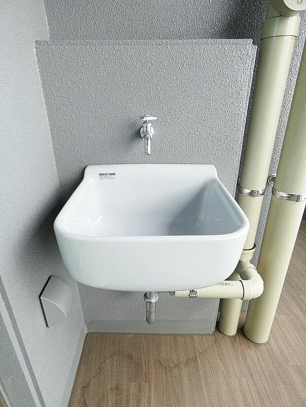 「バルコニー」■洗面スペースが設置されているのでお花の水やりや洗い物をする際に便利です♪