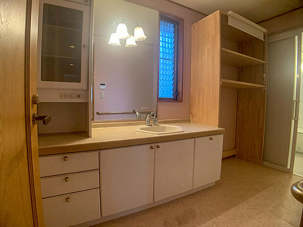 「二階洗面所」■二階には洗面スペースが二ヶ所あり朝の忙しい時間帯でも安心です。