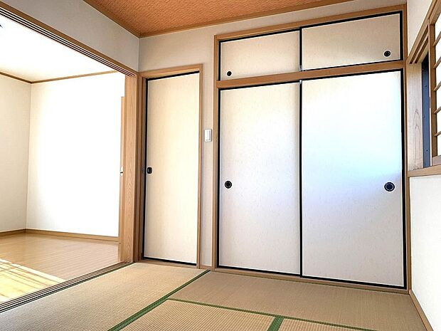 「1階和室」■扉を開放しておくことでリビングの延長としてお使い頂けます♪