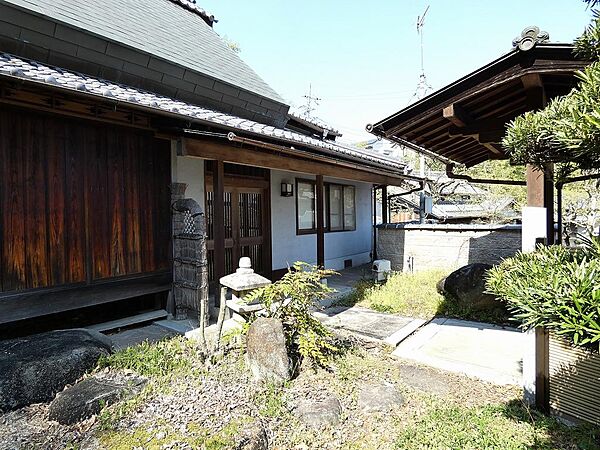 「現地」■季節を感じられる和風庭園です
