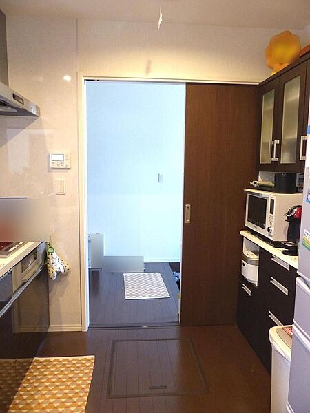 「キッチン」■ドア付きで玄関から行き来できちゃいます♪