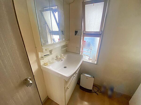 「洗面所」■小窓付きで、朝の準備も光が差し込むと気持ちがいいですね♪