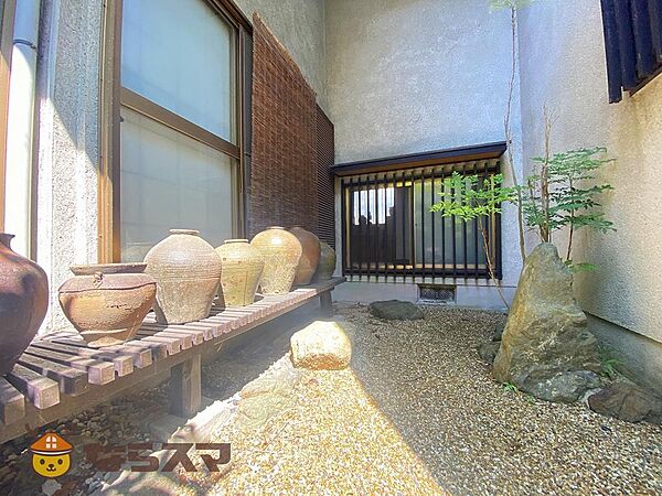 「中庭」■中庭に面した縁側は、外の景色を身近に感じられるくつろぎのスペースです♪