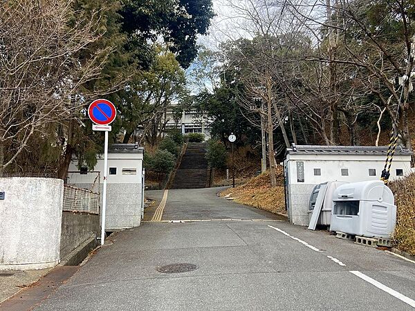 「周辺施設」■若草中学校まで徒歩約9分