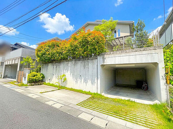 「外観」■高台に建つ住まいで、周囲よりも一段高い立地ならではの開放感と落ち着いた住環境が魅力です。