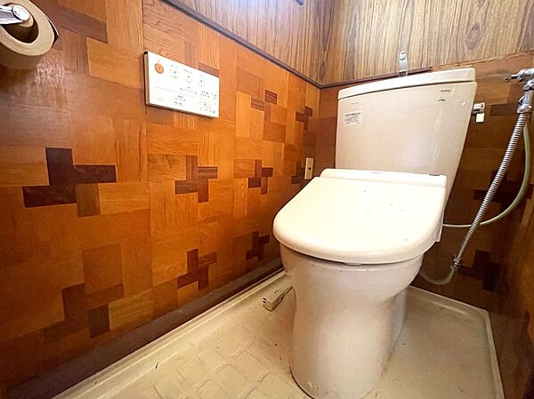 「母屋2階トイレ」■木のぬくもりを感じる内装のトイレです。温水洗浄便座で快適にお使いいただけます。