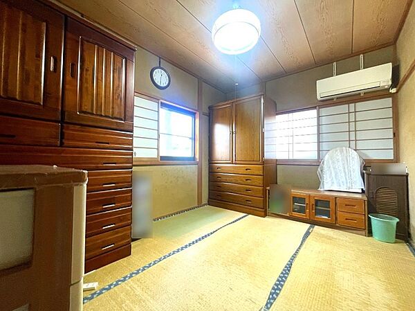 「6帖和室」■二面採光で明るく風通し良好な和室、押入れ付きで収納も充実！