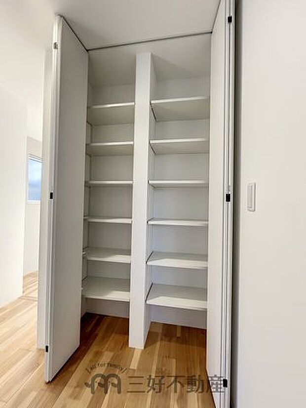 洋室4.4帖と4.9帖入口部分に棚を設置しています。本棚、小物、などの収納に便利です。