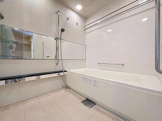 1620サイズのゆとりあるバスルーム。浴室換気暖房乾燥機もあり、室内干しでPM2.5対策！