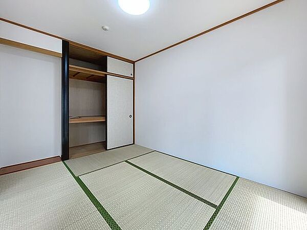 リビング横の和室は家事・育児・客間としても重宝します。