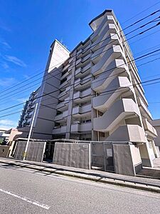外観：前面道路も広く、重厚感のある外観です。