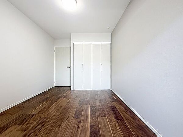 リビングから独立したお部屋なのでご家族の主寝室にもお勧めです。