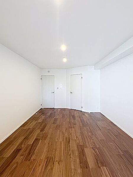 リビングから独立した造りになっているのでテレワークや趣味のお部屋にもいいですね