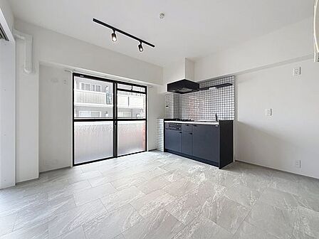 明るい色合いの建具を使用することでナチュラルで優しい癒しの空間を演出しています。