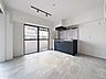 リビング/ダイニング：明るい色合いの建具を使用することでナチュラルで優しい癒しの空間を演出しています。