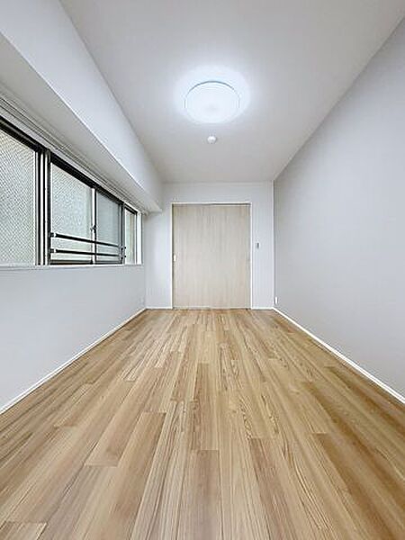 ナチュラルカラーの床材を使用することで温かみを感じるお洒落なお部屋となりました。