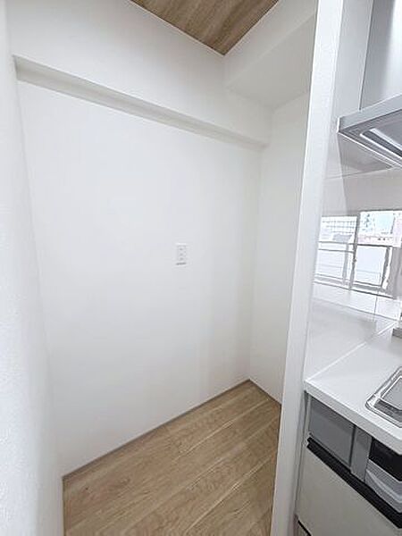 独立した冷蔵庫置き場により、キッチン周りがスッキリします♪