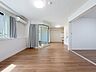 リビング/ダイニング：明るい色合いの建具を使用することでナチュラルで優しい癒しの空間を演出しています。