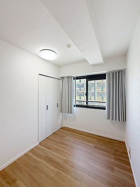 リビングから独立した造りになっているのでテレワークや趣味のお部屋にも活躍