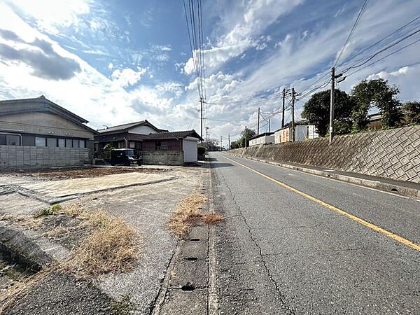 前面道路も広いので駐車も楽々可能です！