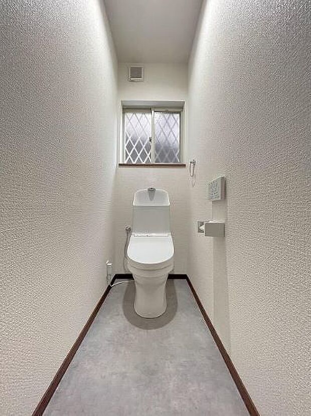 トイレには快適な温水洗浄便座付き！