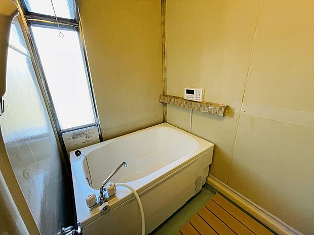 湿気がこもりがちな浴室も、窓付きなので換気もバッチリです！